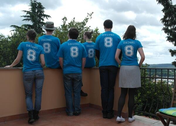 CYLEDGE Team mit Drupal 8 T-Shirts